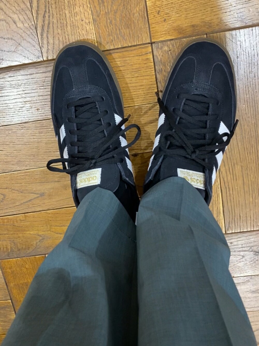 グリーン系のその他パンツ、ブラック系のナイロンジャケット、グレー系のスウェットを着用したメンズの春コーディネートの5枚目の写真