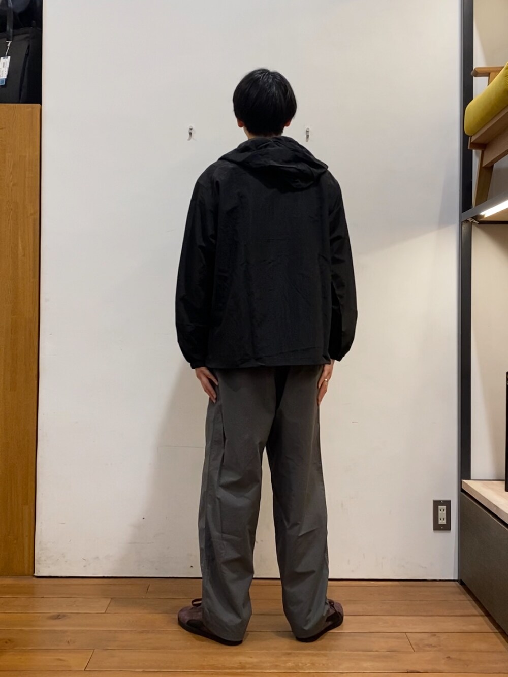 ブラック系のパーカー、グレー系のその他パンツ、ブラウン系のスニーカーを着用したメンズの冬コーディネートの7枚目の写真