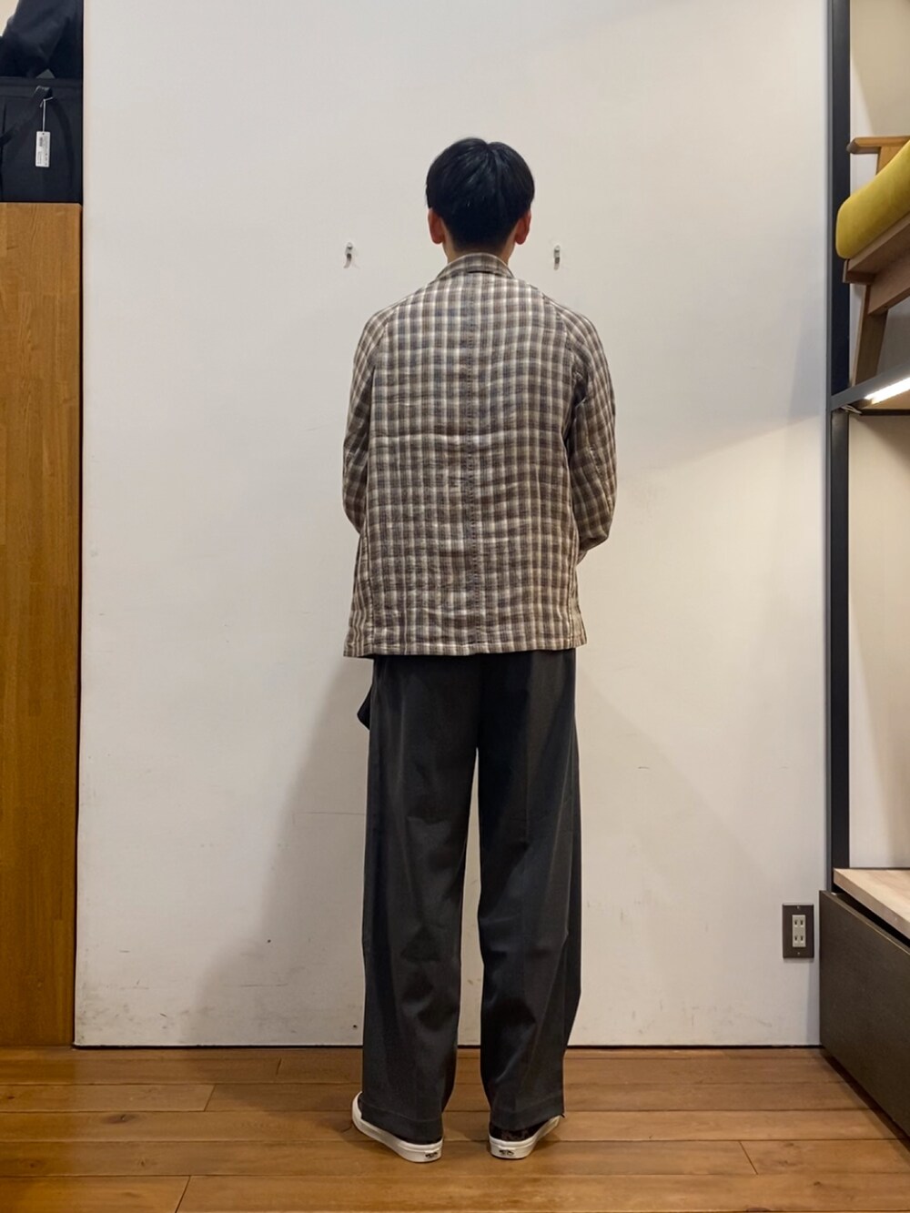 ベージュ系のその他アウター、ブラック系のブルゾン、グレー系のその他パンツを着用したメンズの冬コーディネートの6枚目の写真