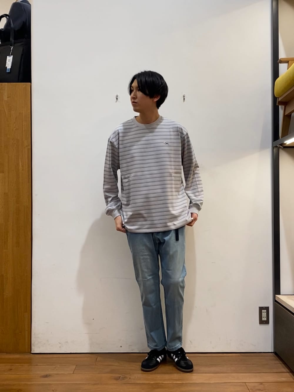 ブルー系のその他パンツ、ブラック系のスニーカー、ベージュ系のブルゾンを着用したメンズの冬コーディネートの6枚目の写真