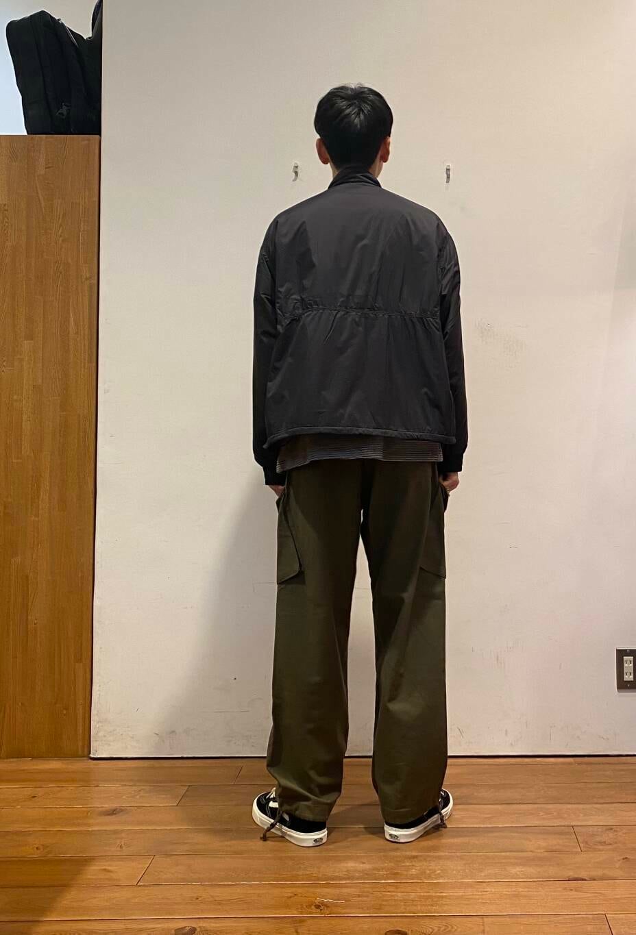 グリーン系のバックパック/リュック、ブラック系のTシャツ/カットソー、グリーン系のその他パンツを着用したメンズの秋コーディネートの7枚目の写真