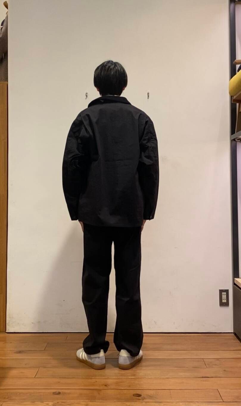 ブラック系のデニムパンツ、ホワイト系のスウェット、グレー系のスニーカーを着用したメンズの冬コーディネートの4枚目の写真