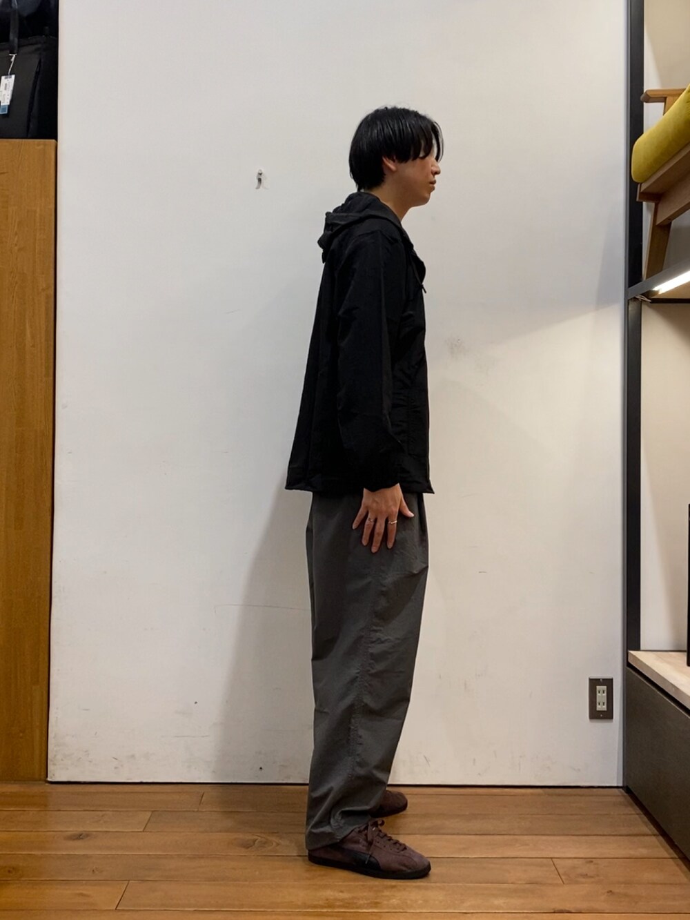 ブラック系のパーカー、グレー系のその他パンツ、ブラウン系のスニーカーを着用したメンズの冬コーディネートの6枚目の写真