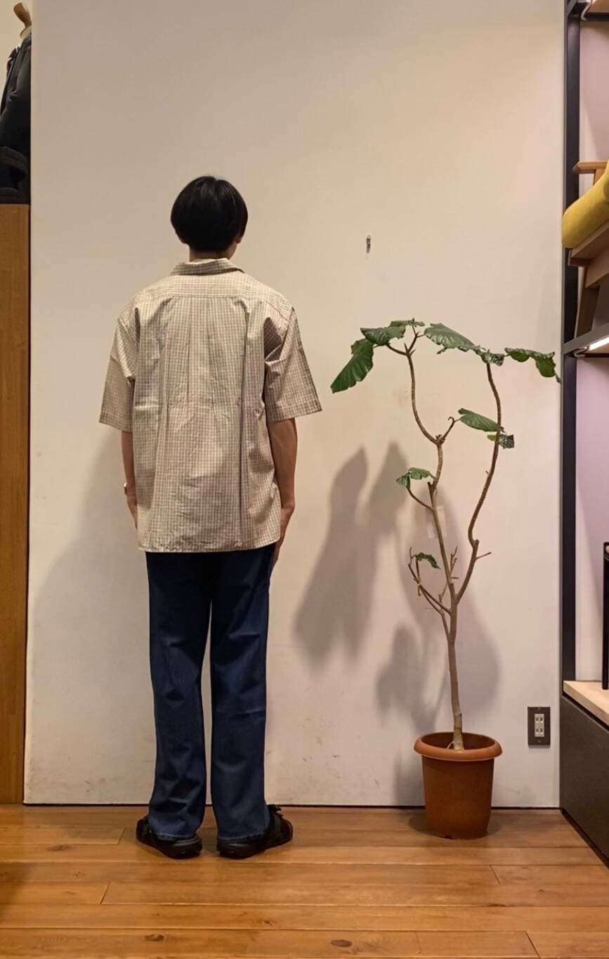 「シャツスタイル、サンダルコーデ、旅行コーデ、きれいめtシャツ、帰省コーデ、私のイチ推しブランド、夏カラーコーデ、暮らしを楽しむ、休日リラックススタイル、一枚で決まるtシャツ、私が選ぶセールアイテム25ss」｜「FORK&SPOONのFORK&SPOON　綿麻デニム5ポケットパンツ（デニムパンツ、ブルー系）」を使った、かわむらさん（メンズ・183cm）の夏コーディネートの5枚目の写真