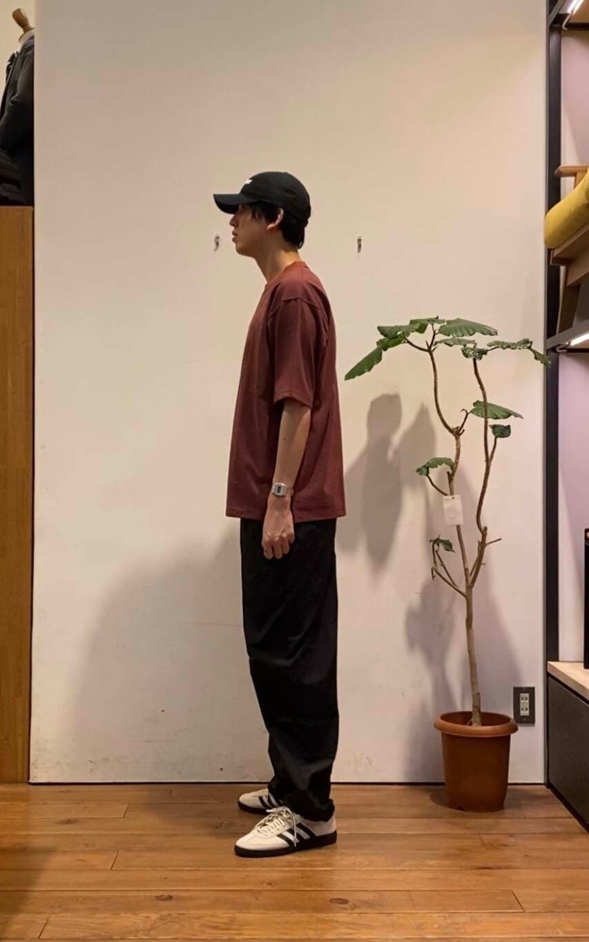 「newarrival、旅行コーデ、きれいめtシャツ、帰省コーデ、私のイチ推しブランド、夏カラーコーデ、暮らしを楽しむ、休日リラックススタイル、一枚で決まるtシャツ、私が選ぶセールアイテム25ss」｜「EKALのNew Era　9TWENTY JOURNEY CAP（キャップ、ブラック系）」を使った、かわむらさん（メンズ・183cm）の夏コーディネートの2枚目の写真