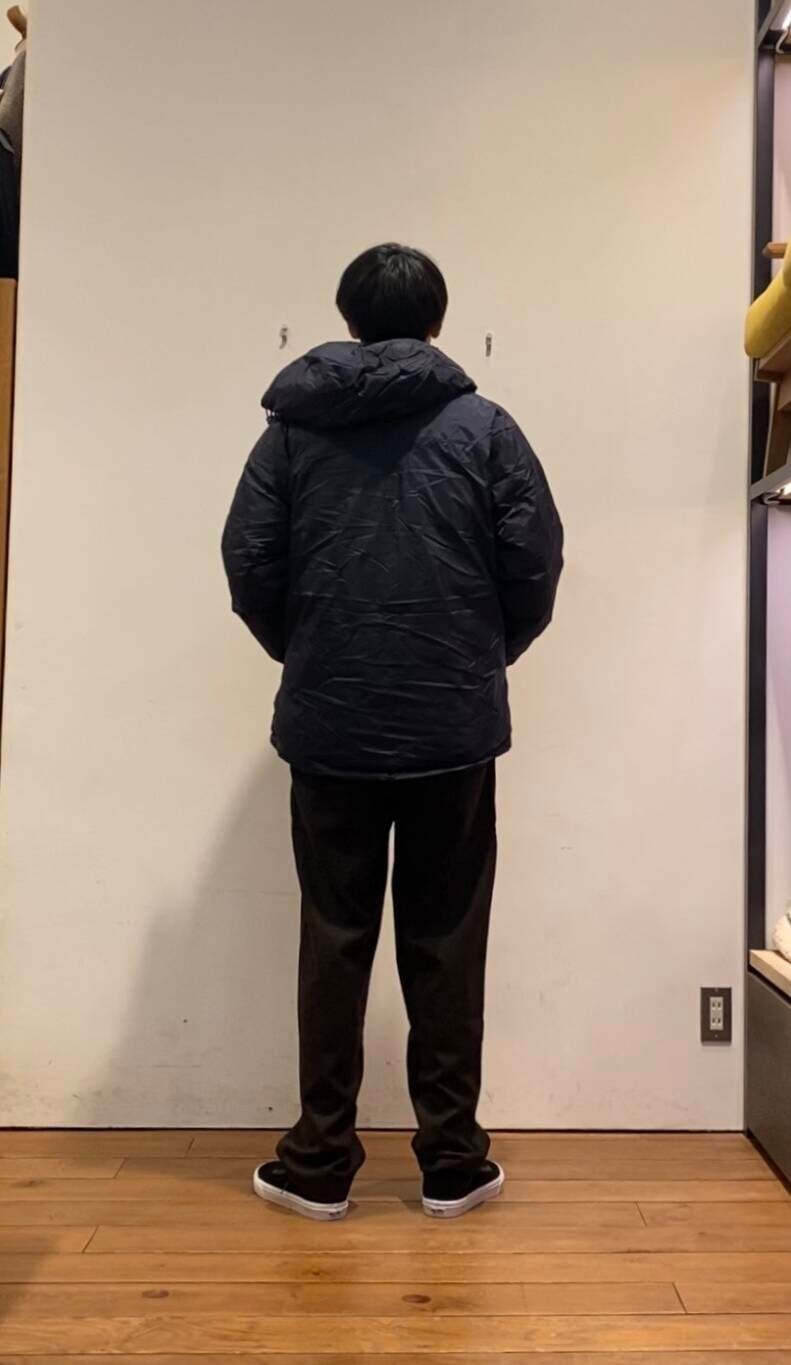 ブルー系のダウンジャケット/コート、ホワイト系のTシャツ/カットソー、ブラウン系のその他パンツを着用したメンズの冬コーディネートの4枚目の写真