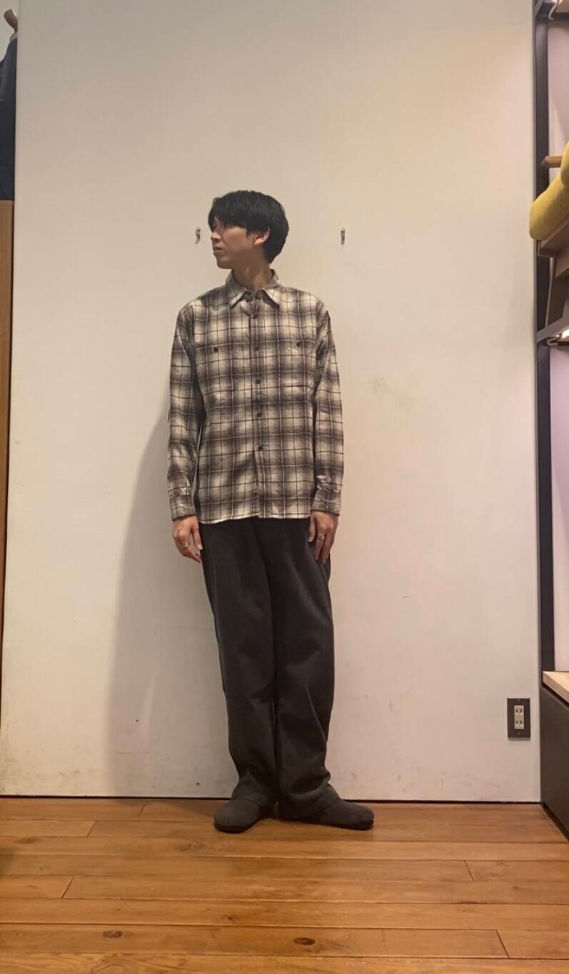 グリーン系のその他パンツ、ベージュ系のシャツ/ブラウス、グレー系のサンダルを着用したメンズの秋コーディネートの6枚目の写真