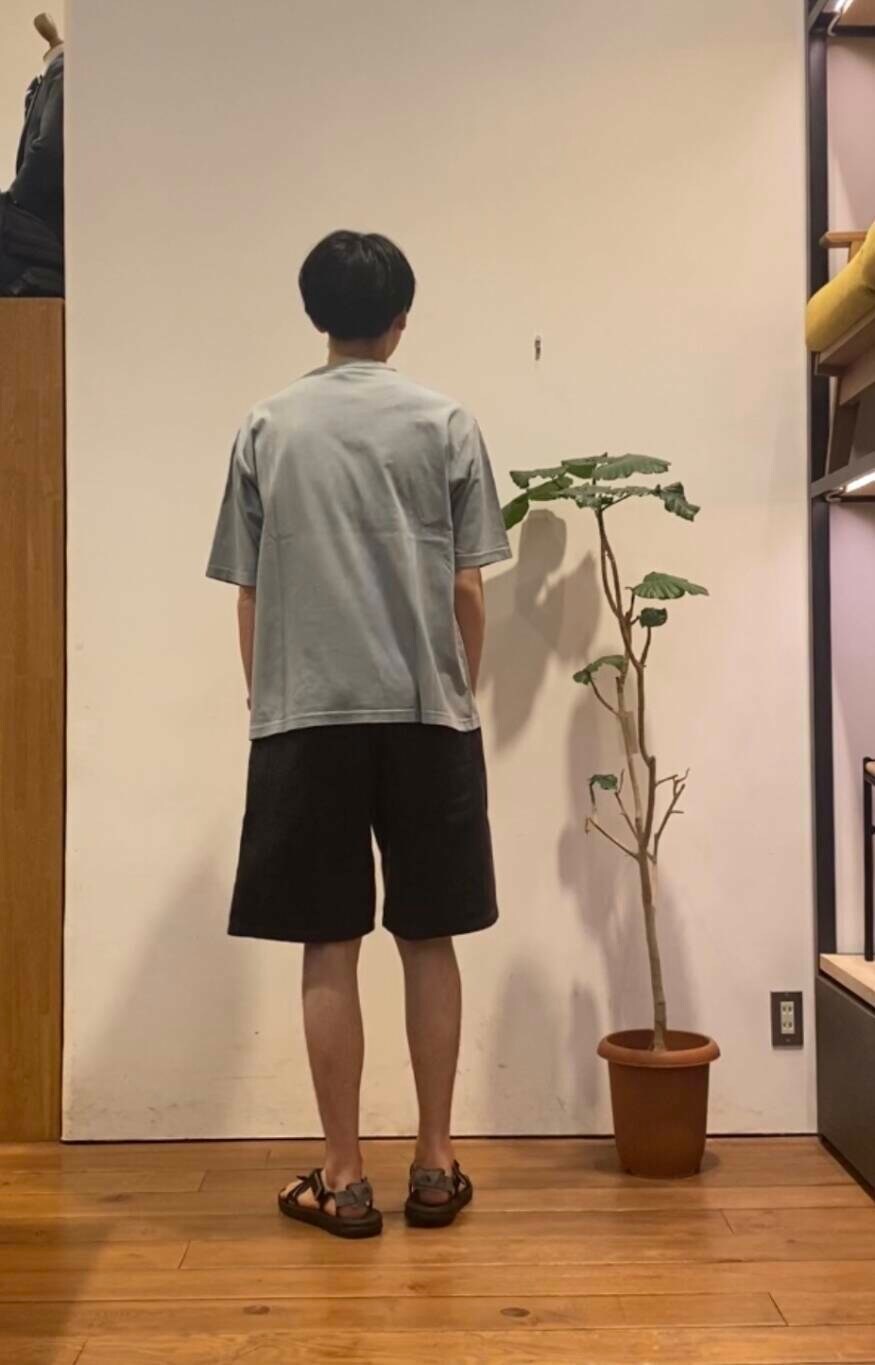 ブルー系のTシャツ/カットソー、ブラック系のその他パンツを着用したメンズの夏コーディネートの6枚目の写真