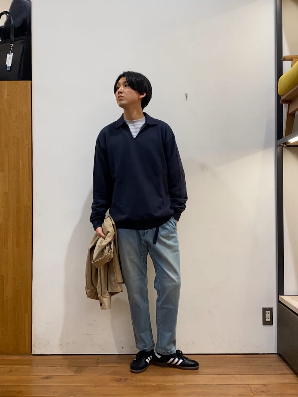 ブルー系のその他パンツ、ブラック系のスニーカー、ベージュ系のブルゾンを着用したメンズの冬コーディネートの5枚目の写真