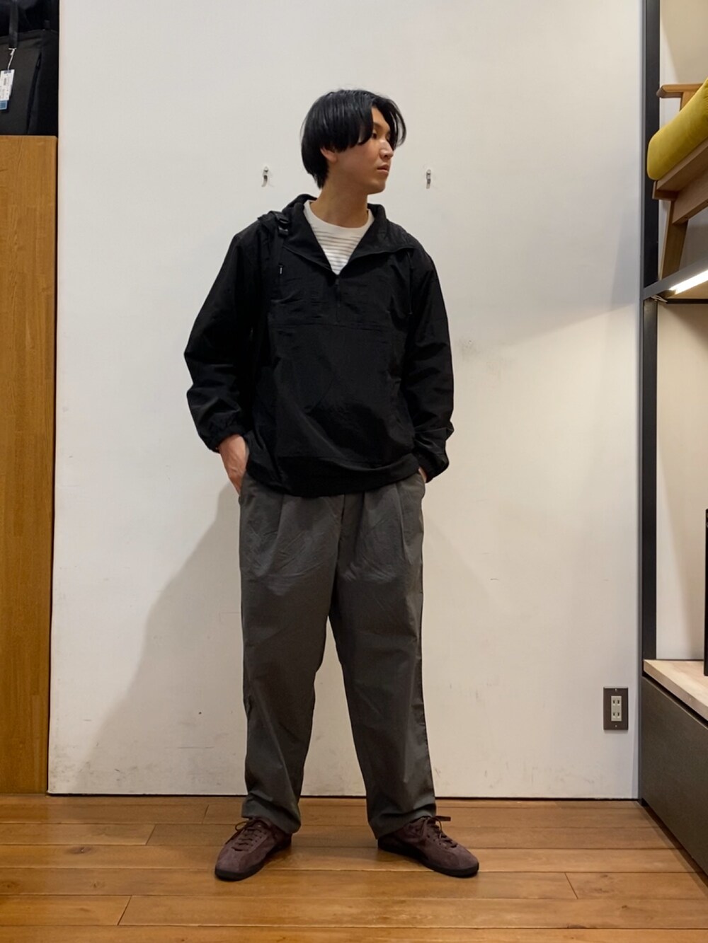 ブラック系のパーカー、グレー系のその他パンツ、ブラウン系のスニーカーを着用したメンズの冬コーディネートの3枚目の写真