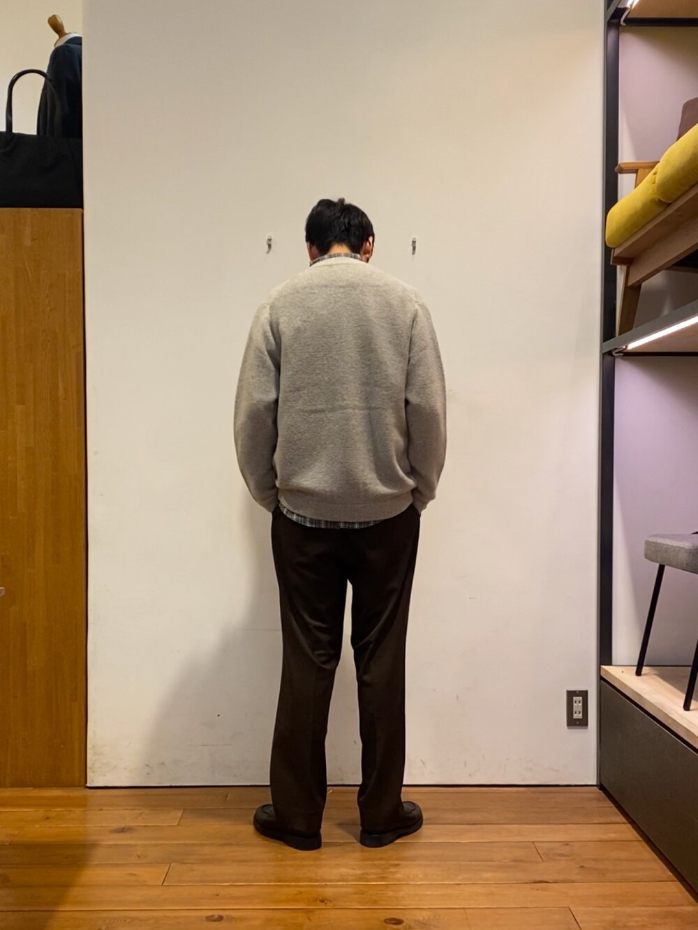 その他のシャツ/ブラウス、グレー系のカーディガン/ボレロ、ブラウン系のその他パンツを着用したメンズの秋コーディネートの4枚目の写真