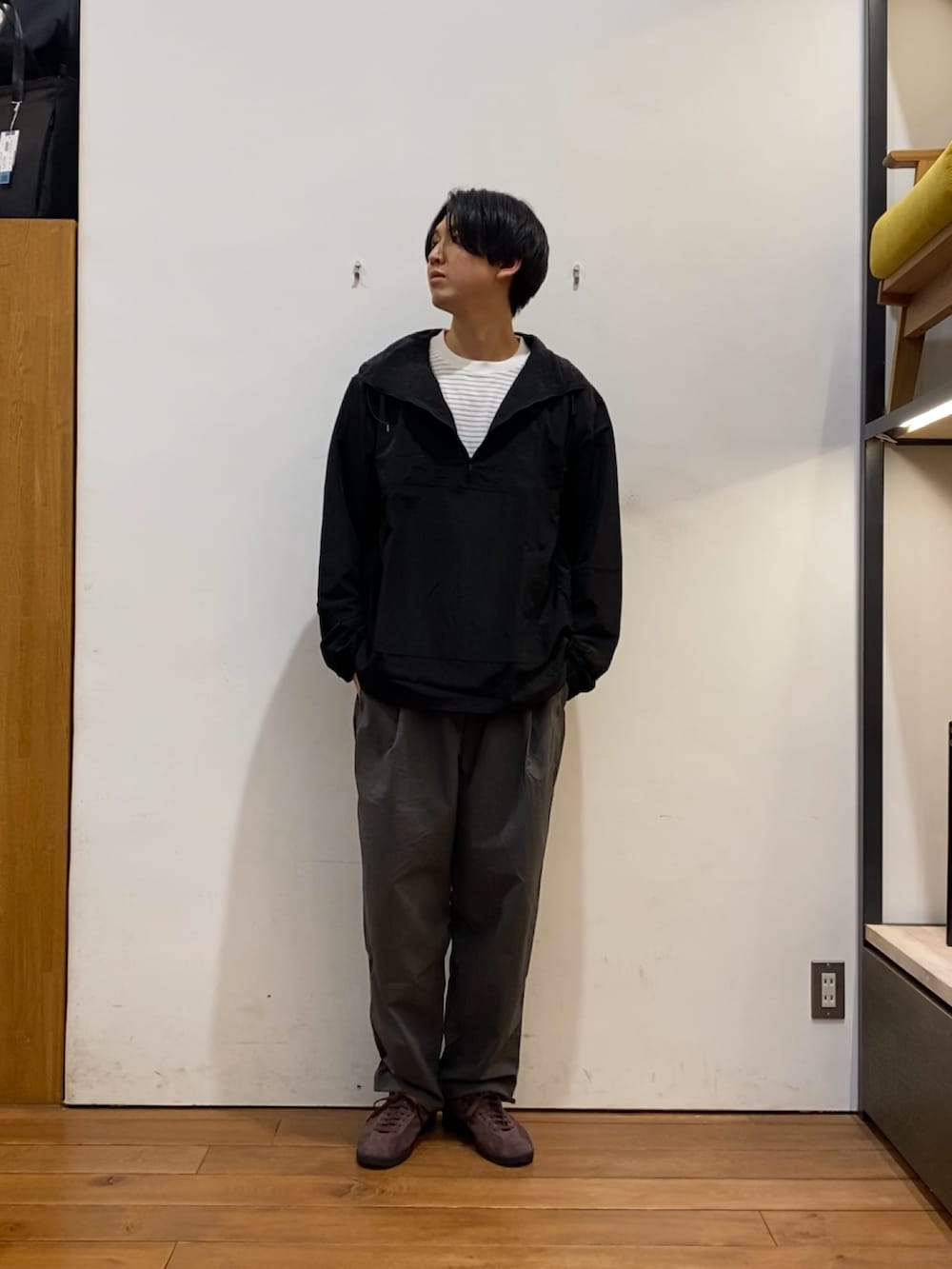 ブラック系のパーカー、グレー系のその他パンツ、ブラウン系のスニーカーを着用したメンズの冬コーディネートの4枚目の写真