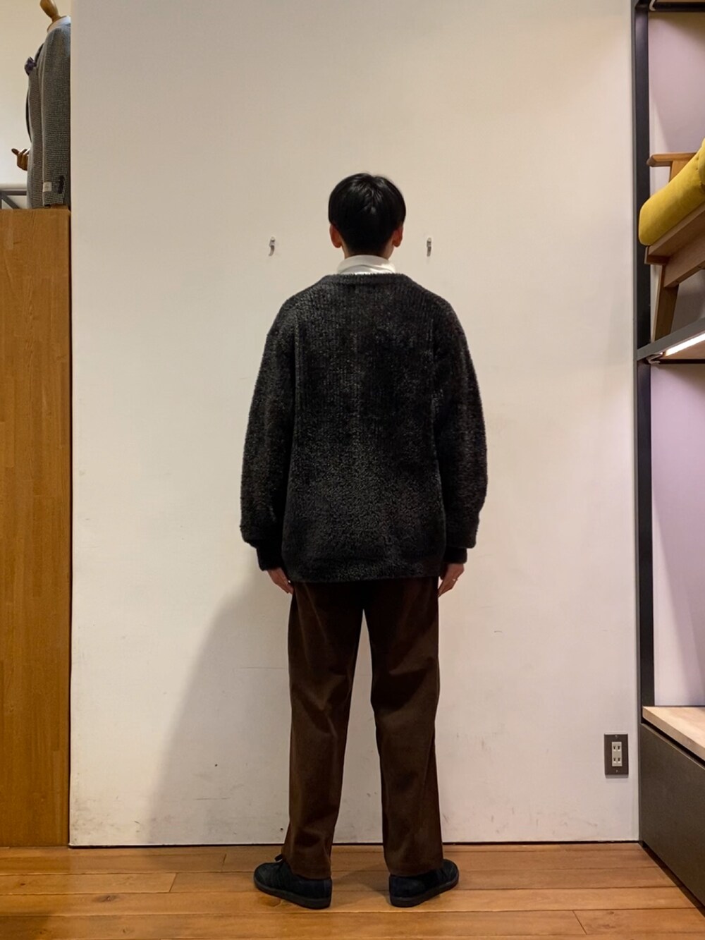 グレー系のカーディガン/ボレロ、ホワイト系のTシャツ/カットソー、ブラウン系のその他パンツを着用したメンズの秋コーディネートの5枚目の写真