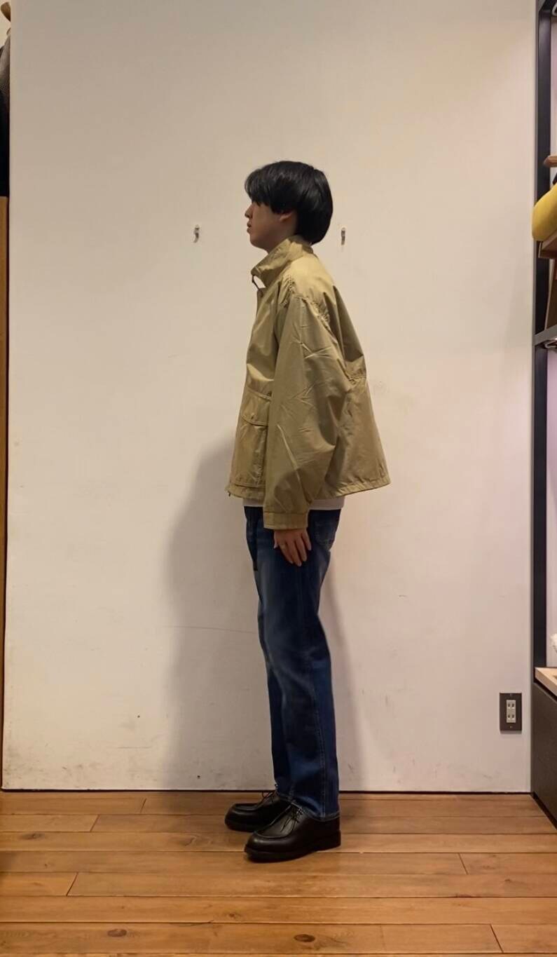 ブルー系のデニムパンツ、ホワイト系のTシャツ/カットソー、ブラック系のドレスシューズを着用したメンズの冬コーディネートの4枚目の写真