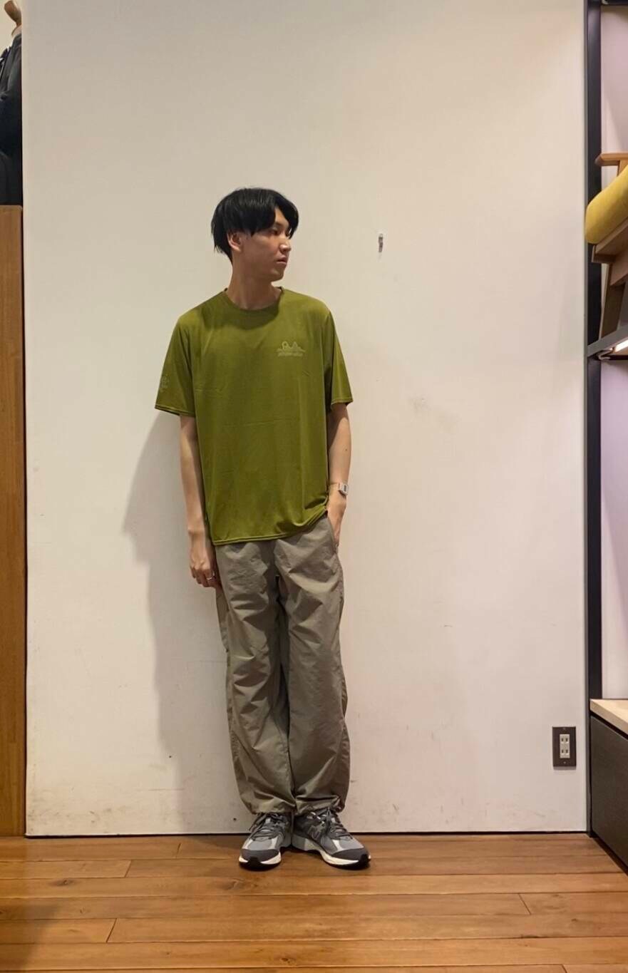 「リネン、newarrival、休日スタイル、旅行コーデ、私のイチ推しブランド、外遊びコーデ、暮らしを楽しむ、トレンドシャツ」｜「NEW BALANCEのNEW BALANCE　U2002RCB（スニーカー、グレー系）」を使った、かわむらさん（メンズ・183cm）の春コーディネートの3枚目の写真