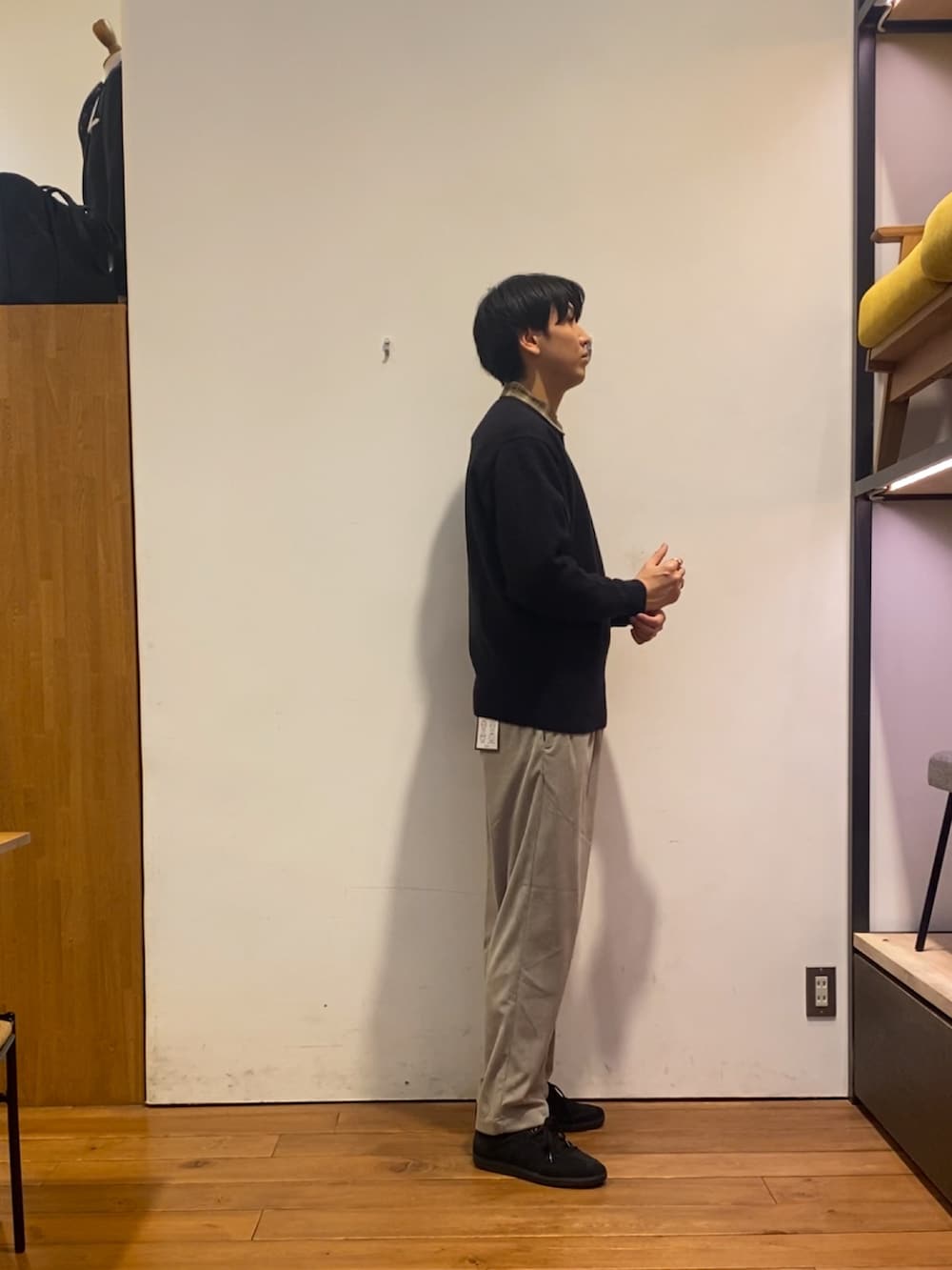 ブラウン系のシャツ/ブラウス、ブラック系のニット/セーター、ベージュ系のその他パンツを着用したメンズの秋コーディネートの3枚目の写真