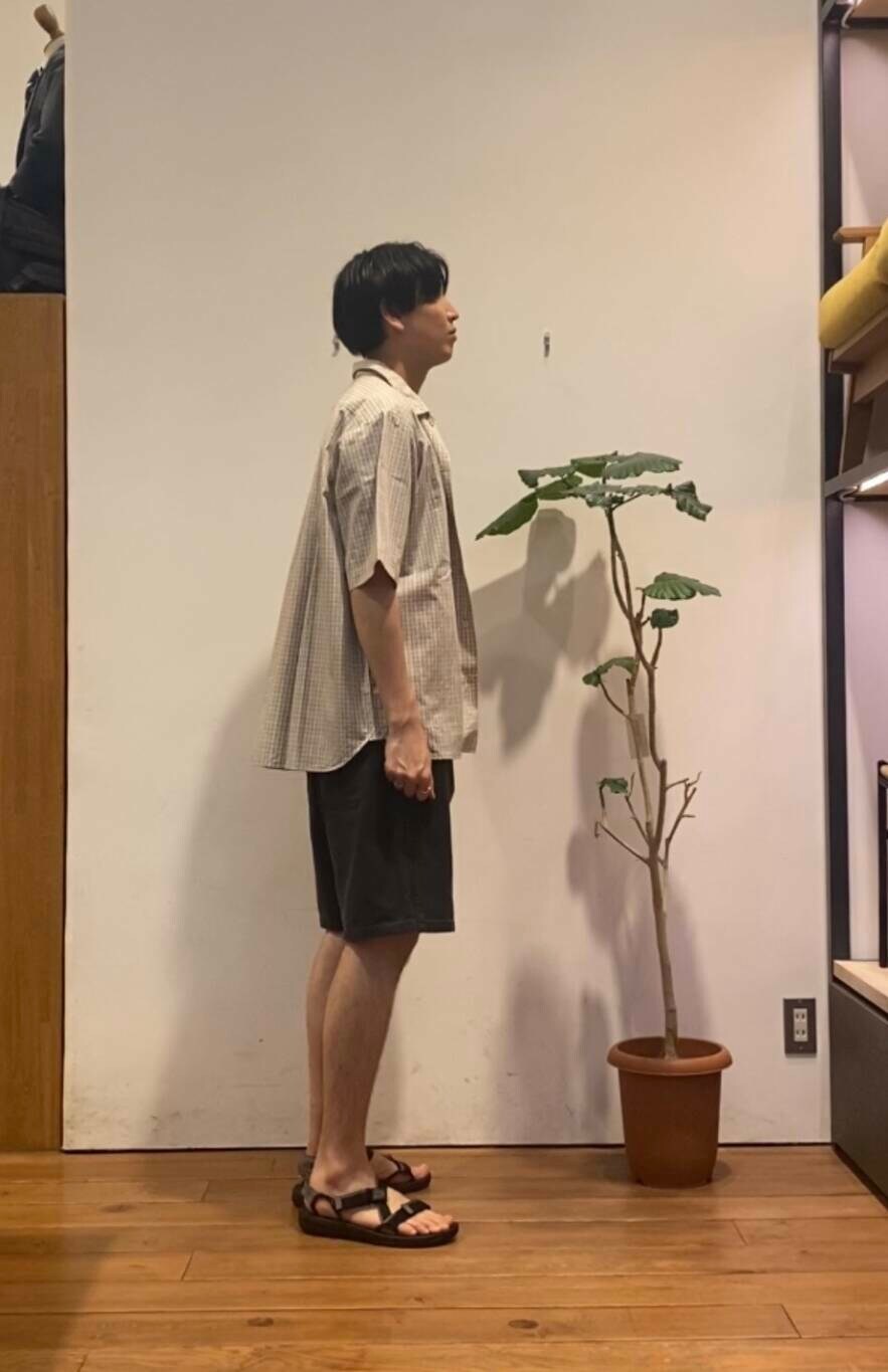 ブルー系のTシャツ/カットソー、ブラック系のその他パンツを着用したメンズの夏コーディネートの3枚目の写真