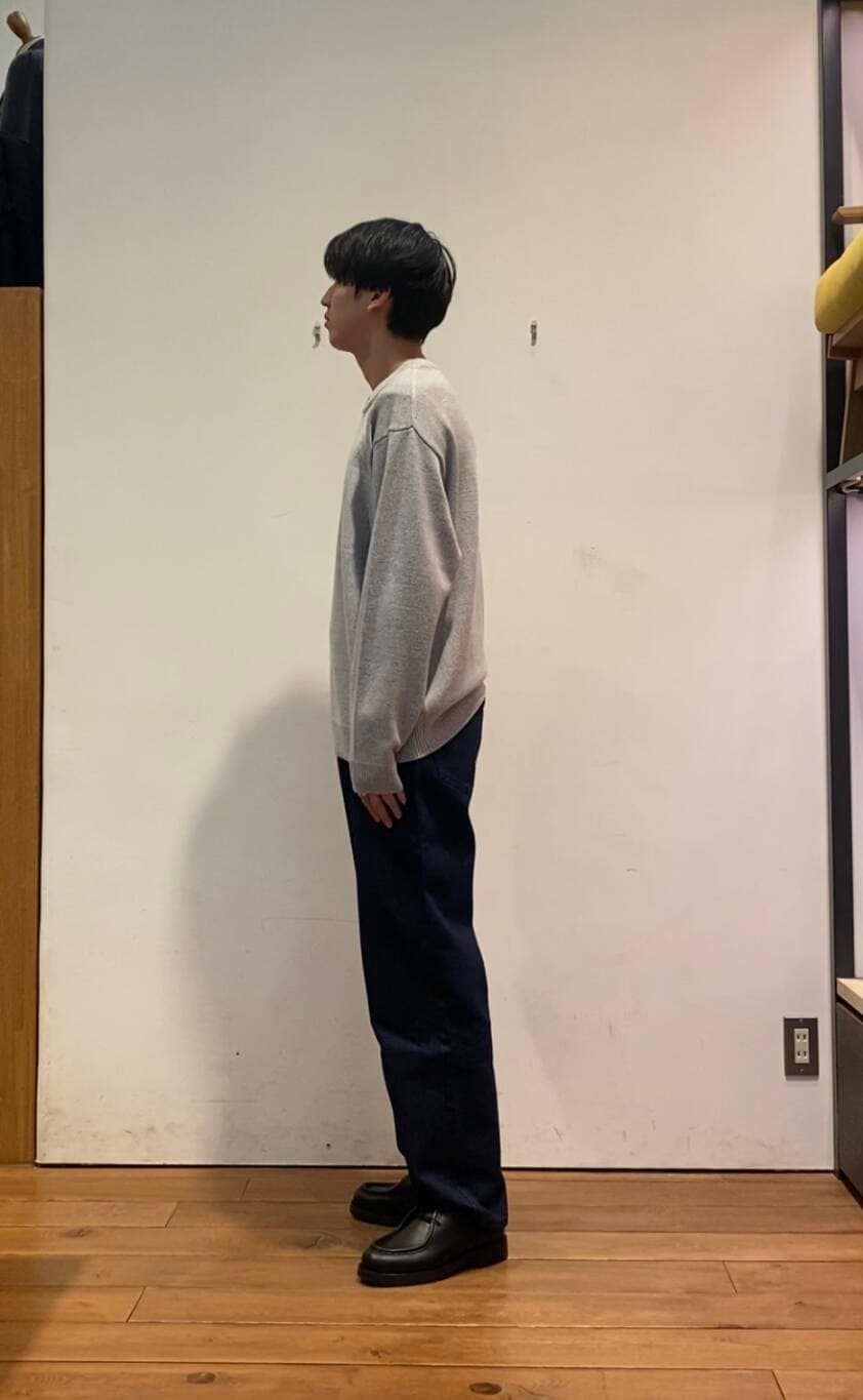 ブルー系のデニムパンツ、グレー系のニット/セーター、ブラウン系のその他アウターを着用したメンズの冬コーディネートの6枚目の写真