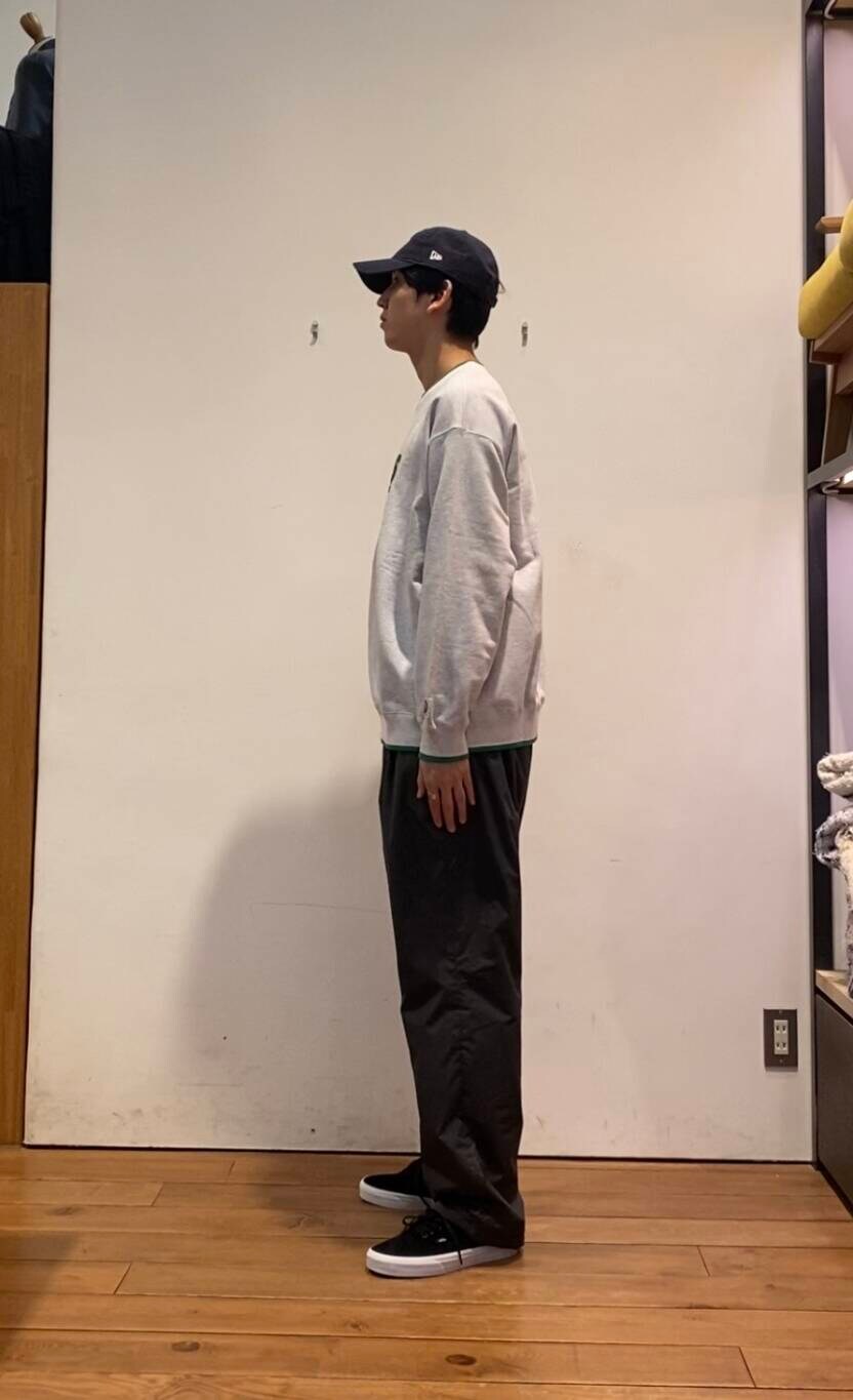 グリーン系のスウェット、グリーン系のダウンジャケット/コート、グレー系のその他パンツを着用したメンズの冬コーディネートの7枚目の写真