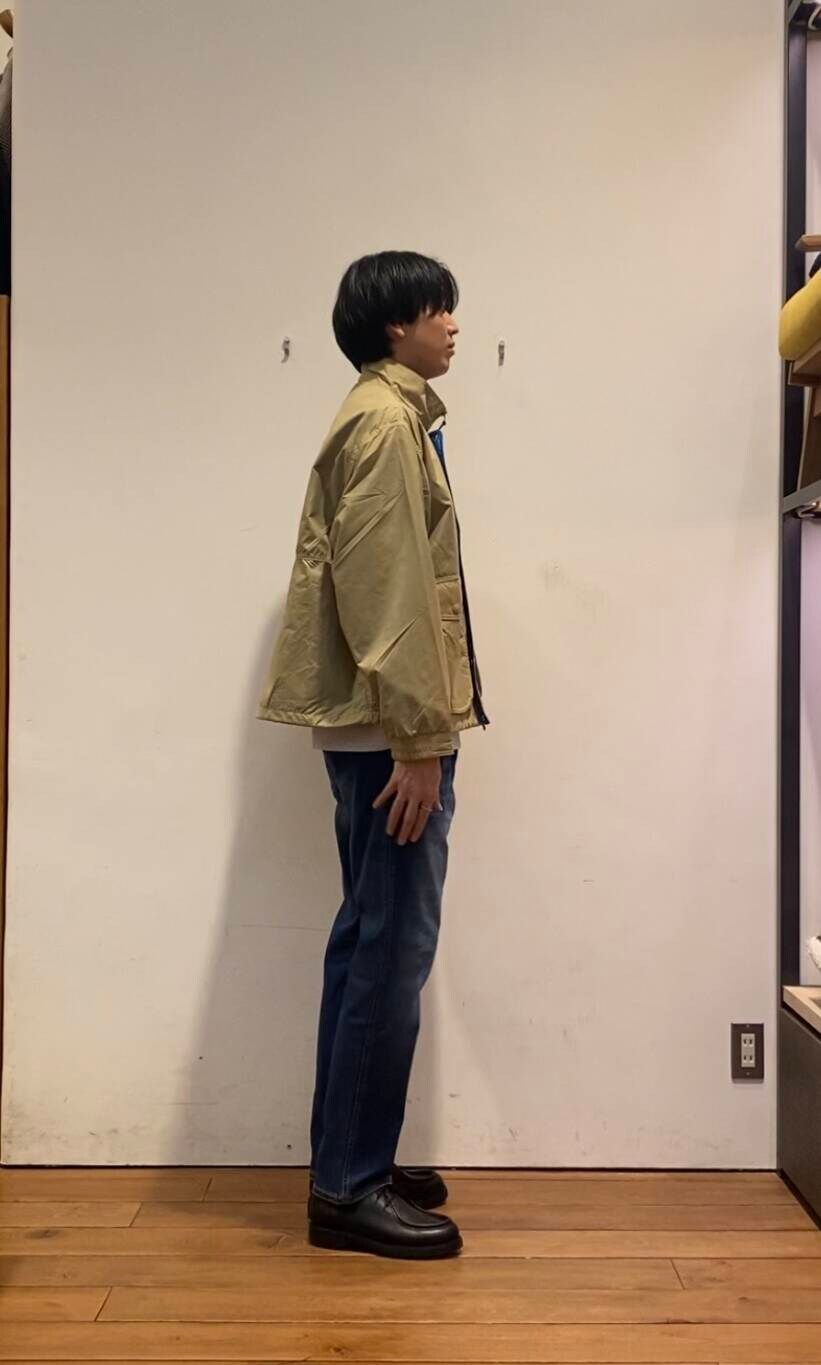 ブルー系のデニムパンツ、ホワイト系のTシャツ/カットソー、ブラック系のドレスシューズを着用したメンズの冬コーディネートの5枚目の写真