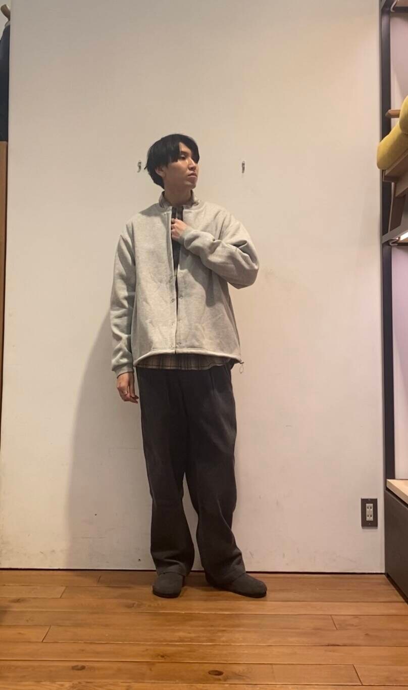 グリーン系のその他パンツ、ベージュ系のシャツ/ブラウス、グレー系のサンダルを着用したメンズの秋コーディネートの2枚目の写真