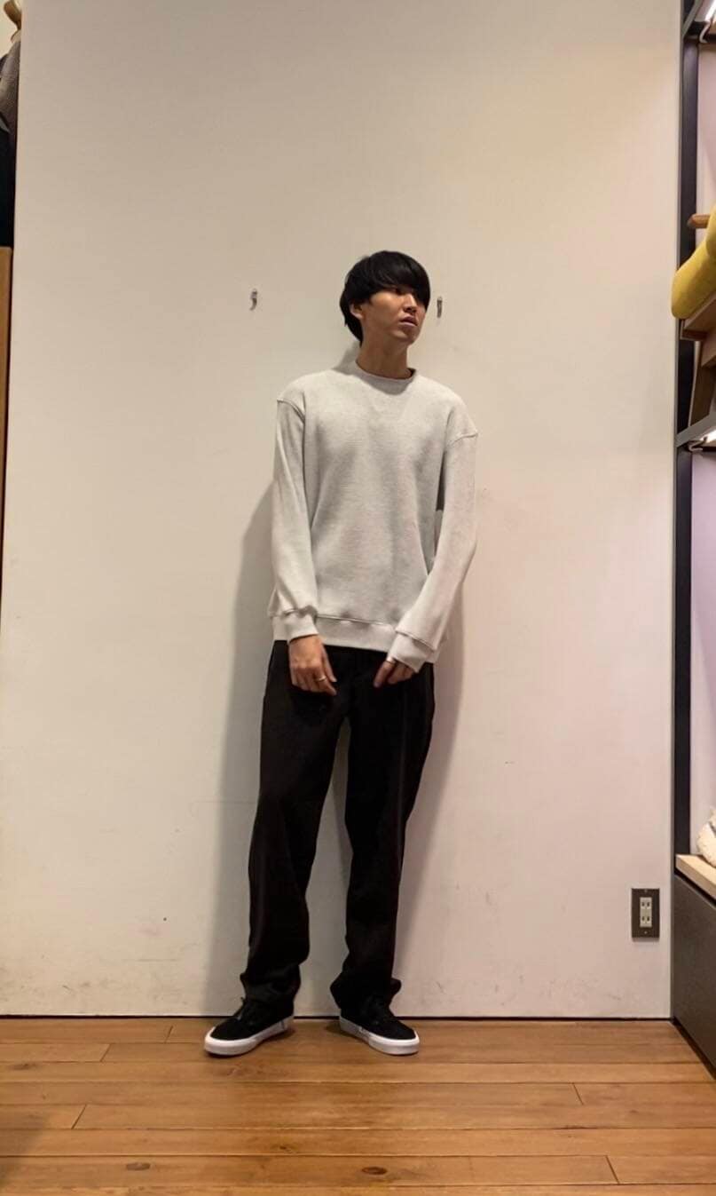 ブルー系のダウンジャケット/コート、ホワイト系のTシャツ/カットソー、ブラウン系のその他パンツを着用したメンズの冬コーディネートの5枚目の写真