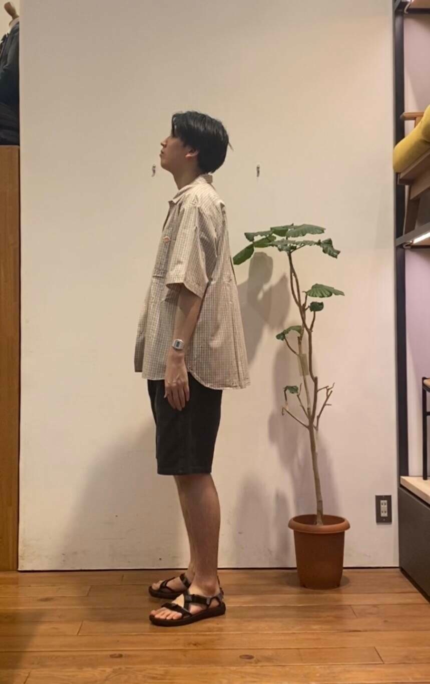 ブルー系のTシャツ/カットソー、ブラック系のその他パンツを着用したメンズの夏コーディネートの2枚目の写真