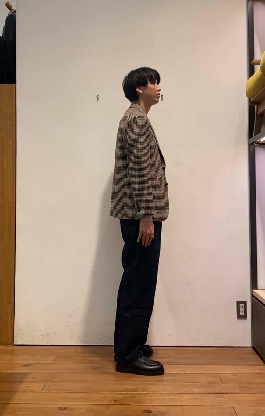 ブルー系のデニムパンツ、グレー系のニット/セーター、ブラウン系のその他アウターを着用したメンズの冬コーディネートの3枚目の写真