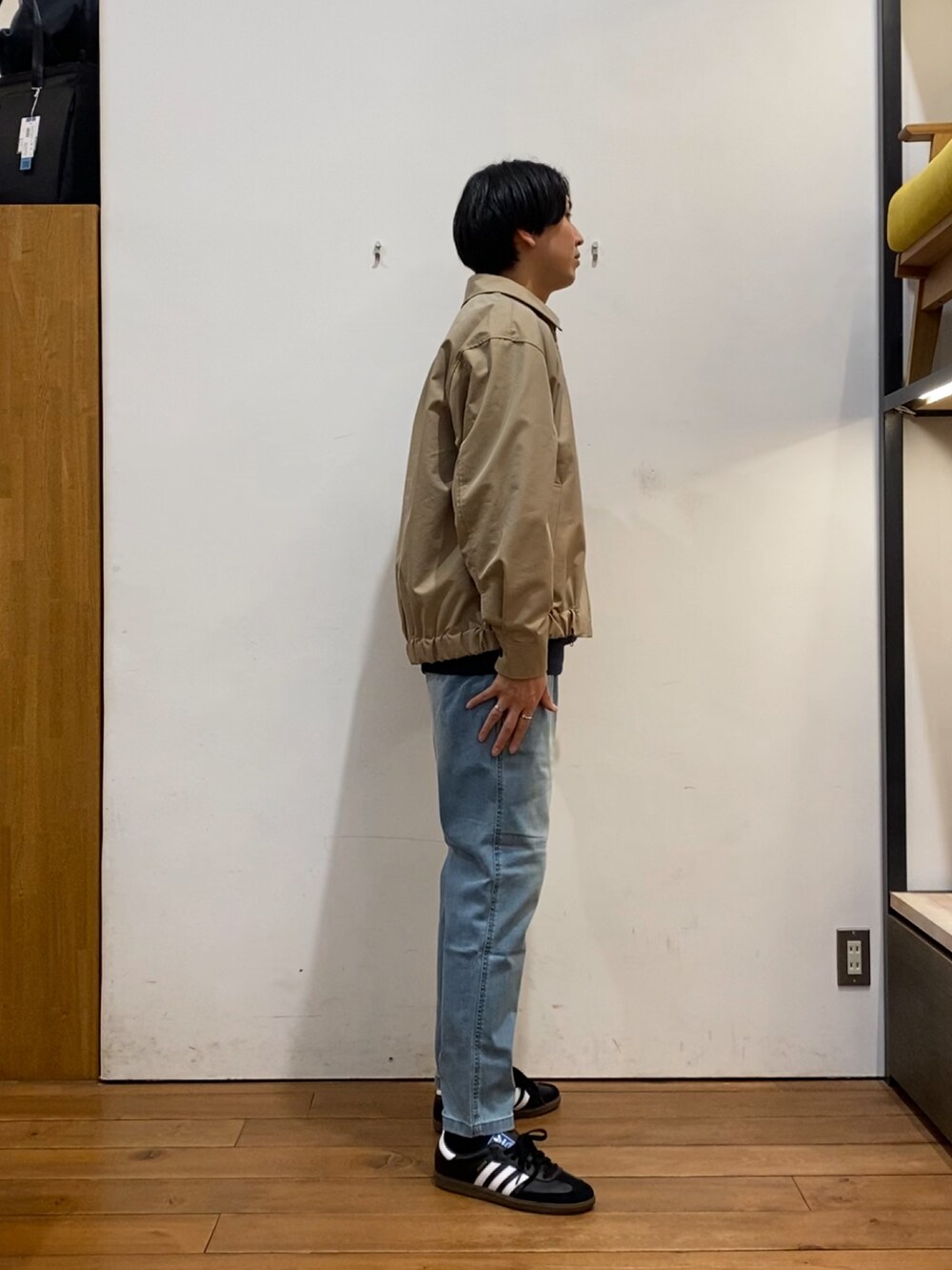 ブルー系のその他パンツ、ブラック系のスニーカー、ベージュ系のブルゾンを着用したメンズの冬コーディネートの3枚目の写真