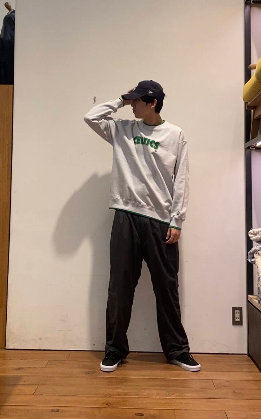 グリーン系のスウェット、グリーン系のダウンジャケット/コート、グレー系のその他パンツを着用したメンズの冬コーディネートの6枚目の写真