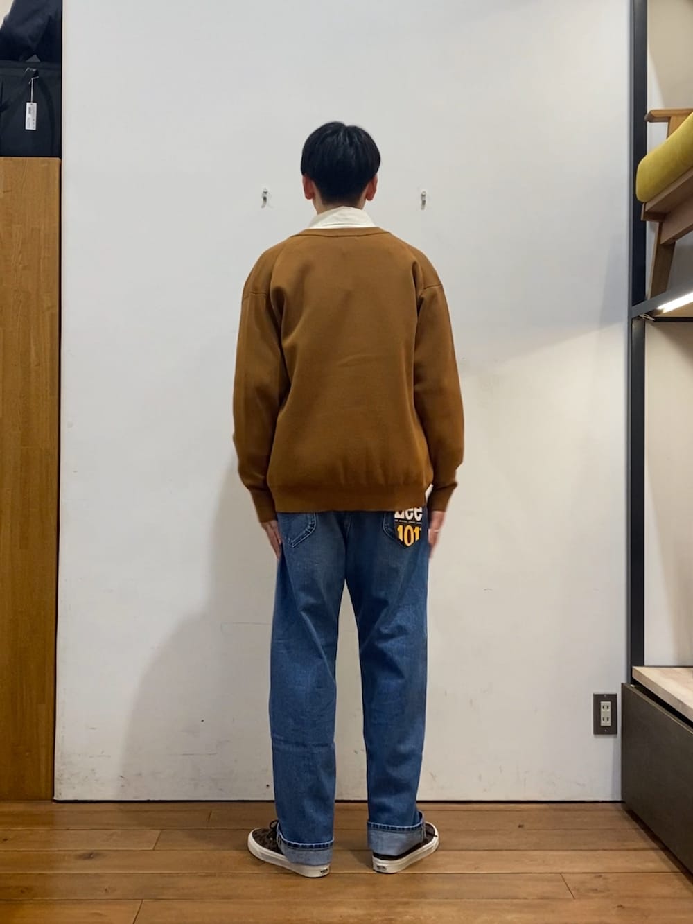 ブルー系のデニムパンツ、ホワイト系のシャツ/ブラウス、ホワイト系のショルダーバッグを着用したメンズの冬コーディネートの4枚目の写真