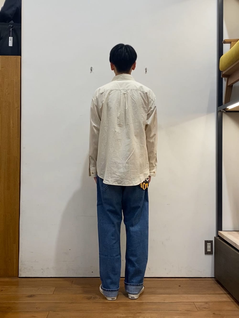 ブルー系のデニムパンツ、ホワイト系のシャツ/ブラウス、ホワイト系のショルダーバッグを着用したメンズの冬コーディネートの6枚目の写真