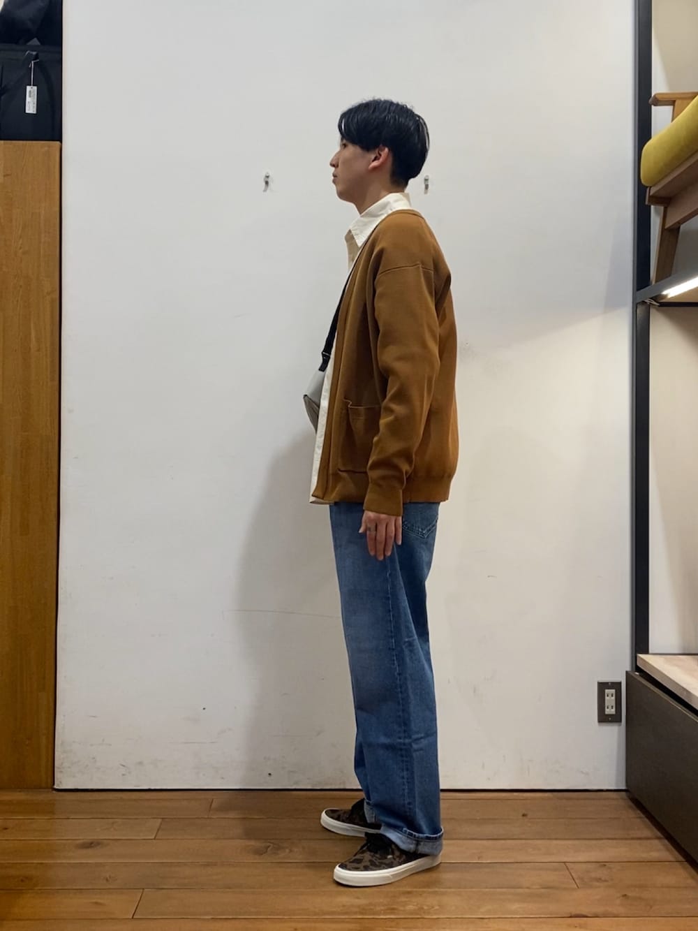 ブルー系のデニムパンツ、ホワイト系のシャツ/ブラウス、ホワイト系のショルダーバッグを着用したメンズの冬コーディネートの2枚目の写真