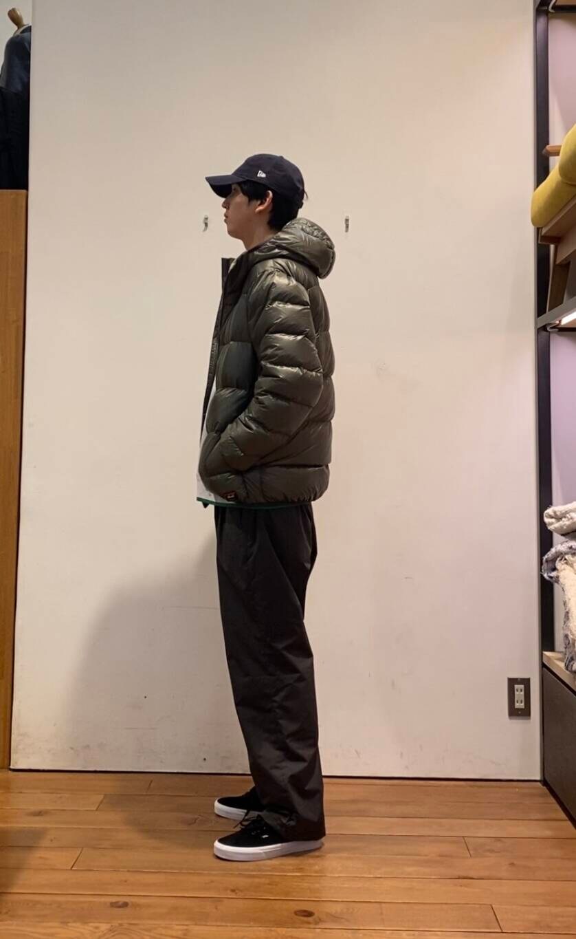 グリーン系のスウェット、グリーン系のダウンジャケット/コート、グレー系のその他パンツを着用したメンズの冬コーディネートの3枚目の写真