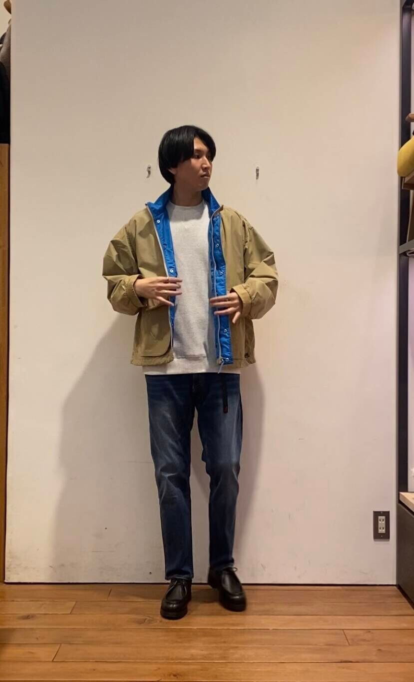 ブルー系のデニムパンツ、ホワイト系のTシャツ/カットソー、ブラック系のドレスシューズを着用したメンズの冬コーディネートの2枚目の写真