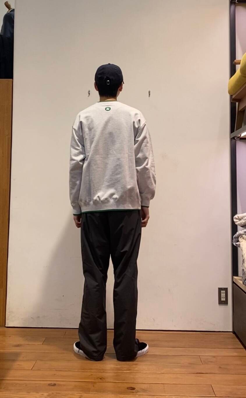 グリーン系のスウェット、グリーン系のダウンジャケット/コート、グレー系のその他パンツを着用したメンズの冬コーディネートの9枚目の写真