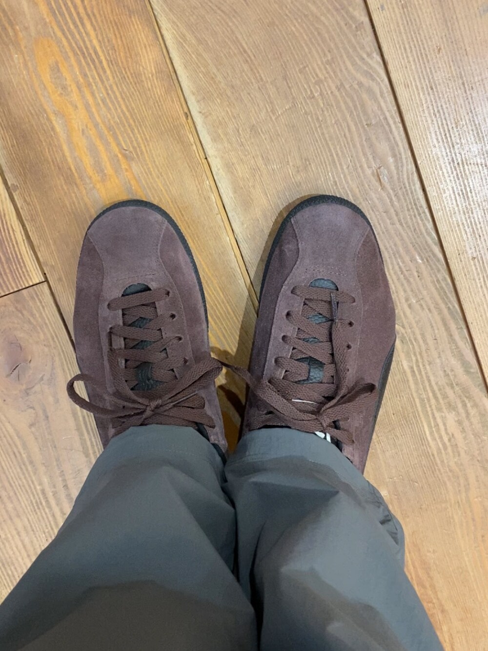 ブラック系のパーカー、グレー系のその他パンツ、ブラウン系のスニーカーを着用したメンズの冬コーディネートの8枚目の写真