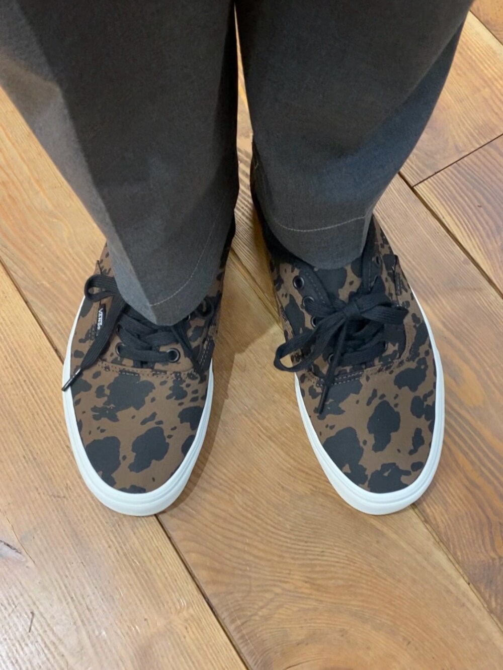 ベージュ系のその他アウター、ブラック系のブルゾン、グレー系のその他パンツを着用したメンズの冬コーディネートの7枚目の写真