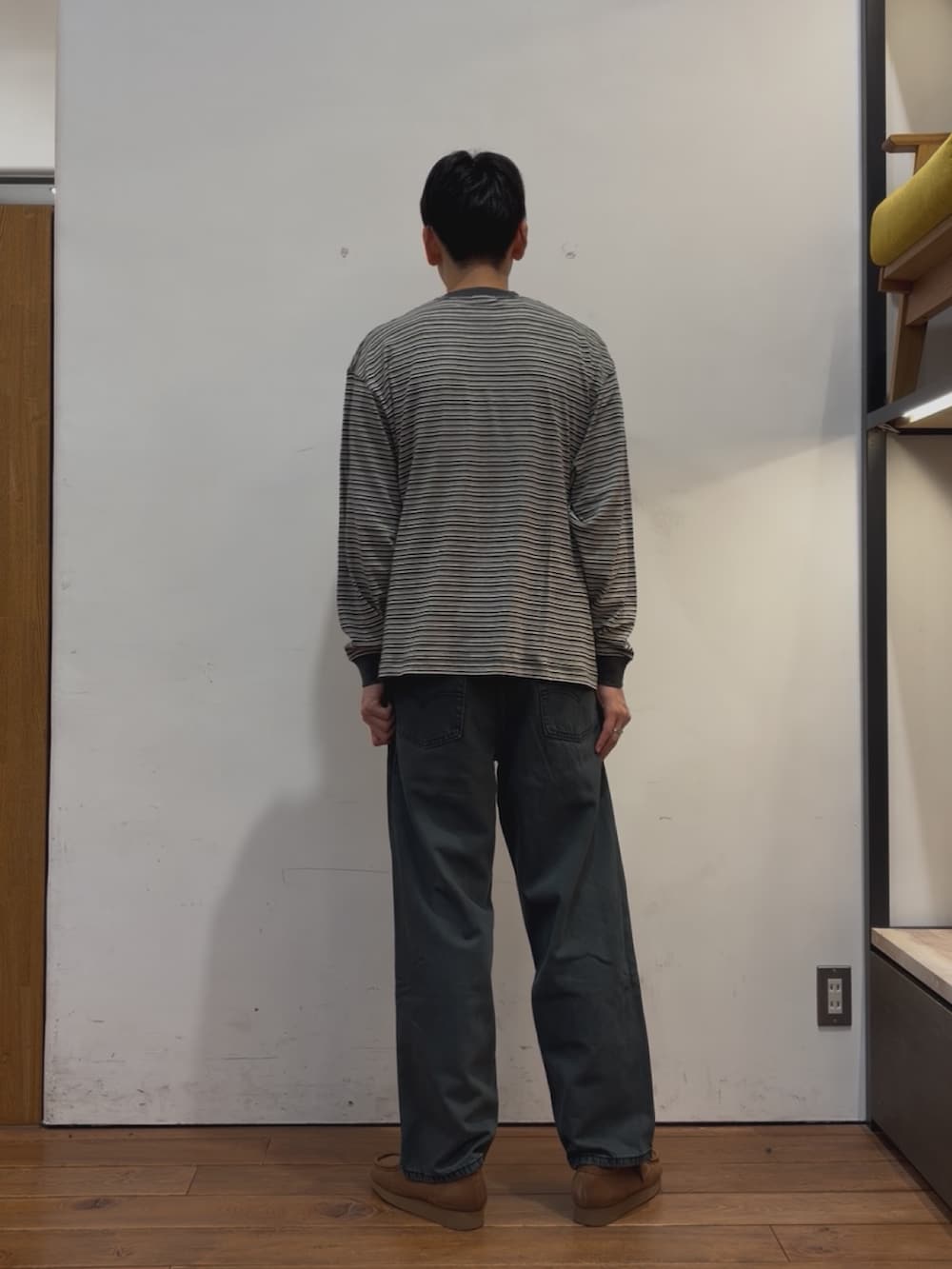 ブルー系のデニムパンツ、グレー系のTシャツ/カットソー、ブラウン系のブーツを着用したメンズの夏コーディネートの4枚目の写真
