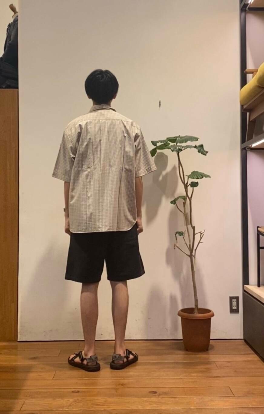 ブルー系のTシャツ/カットソー、ブラック系のその他パンツを着用したメンズの夏コーディネートの4枚目の写真