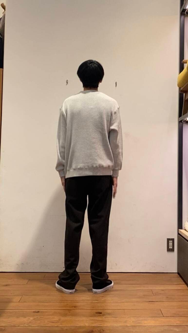 ブルー系のダウンジャケット/コート、ホワイト系のTシャツ/カットソー、ブラウン系のその他パンツを着用したメンズの冬コーディネートの8枚目の写真