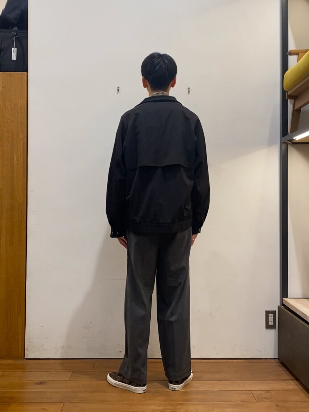 ベージュ系のその他アウター、ブラック系のブルゾン、グレー系のその他パンツを着用したメンズの冬コーディネートの4枚目の写真