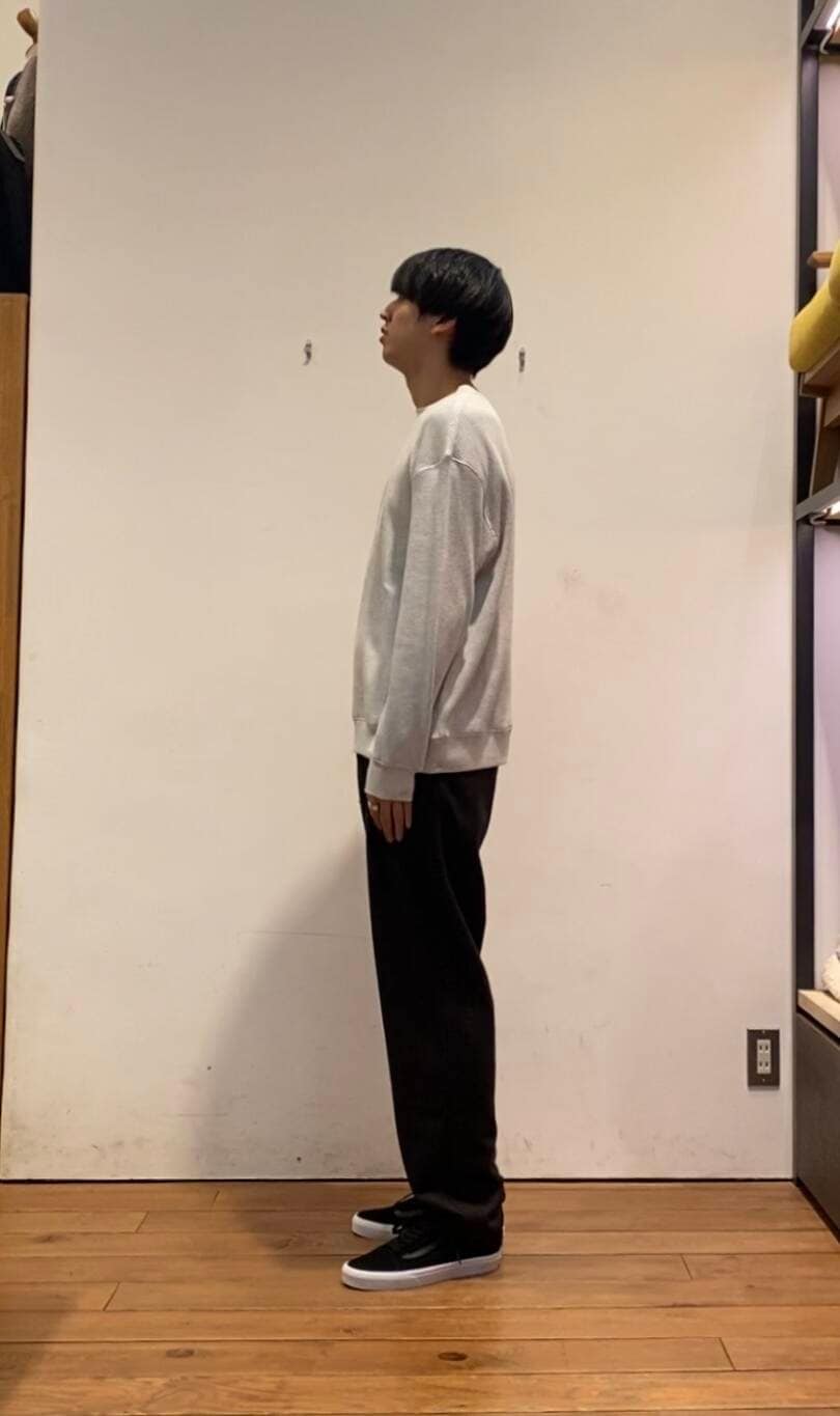 ブルー系のダウンジャケット/コート、ホワイト系のTシャツ/カットソー、ブラウン系のその他パンツを着用したメンズの冬コーディネートの6枚目の写真