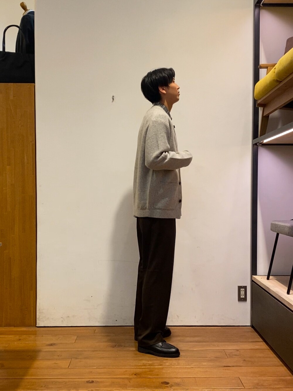 その他のシャツ/ブラウス、グレー系のカーディガン/ボレロ、ブラウン系のその他パンツを着用したメンズの秋コーディネートの3枚目の写真