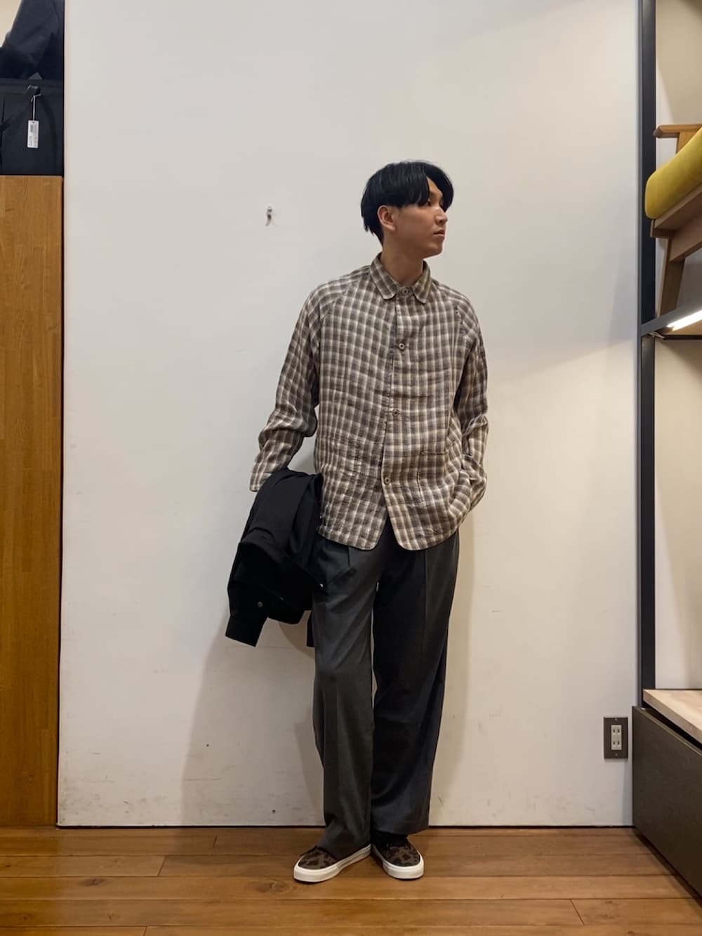 ベージュ系のその他アウター、ブラック系のブルゾン、グレー系のその他パンツを着用したメンズの冬コーディネートの5枚目の写真