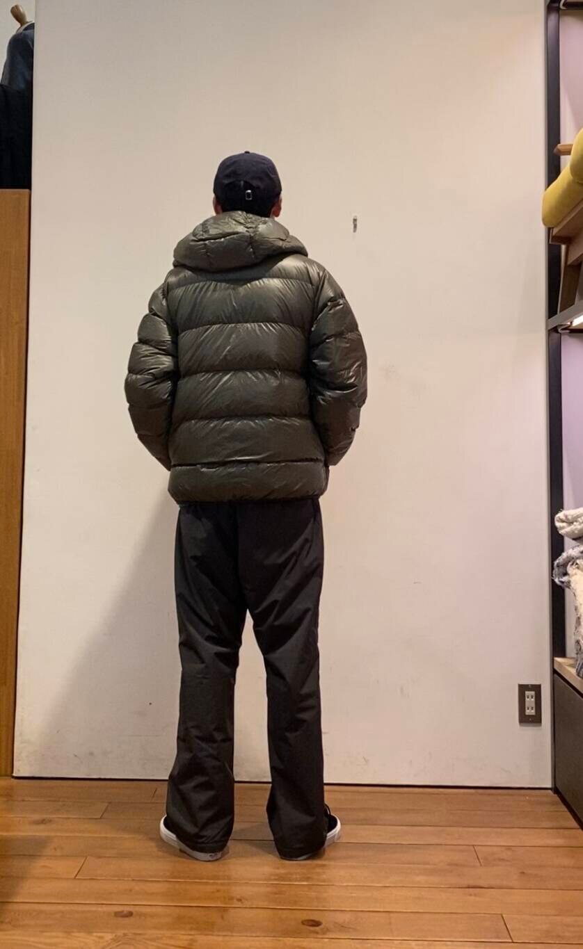 グリーン系のスウェット、グリーン系のダウンジャケット/コート、グレー系のその他パンツを着用したメンズの冬コーディネートの5枚目の写真