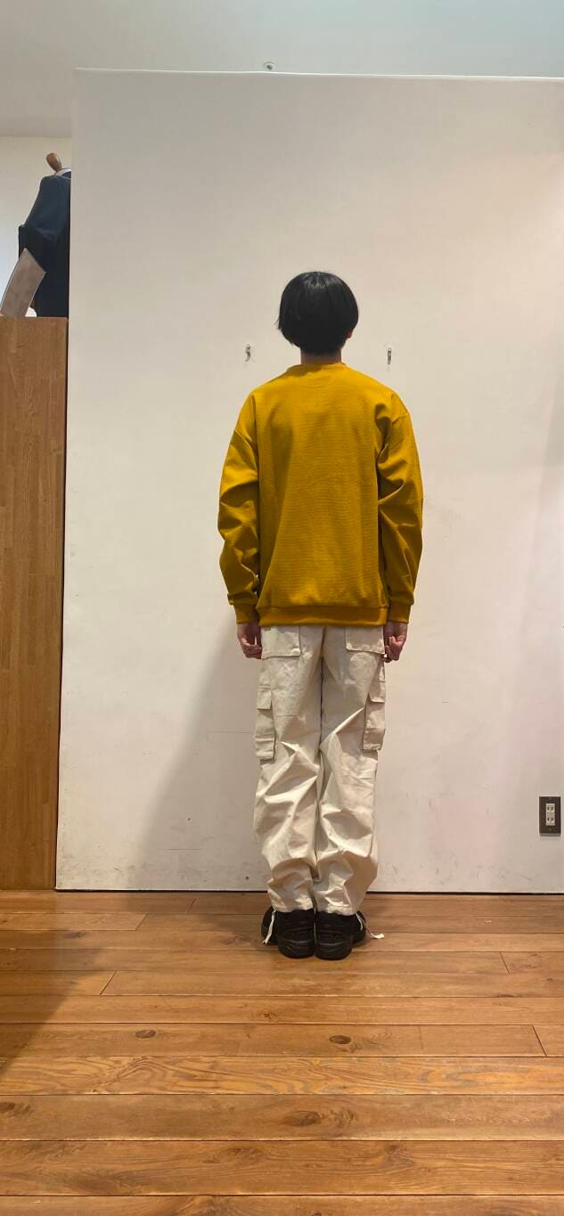 ブラック系のスニーカー、イエロー系のTシャツ/カットソー、ホワイト系のその他パンツを着用したメンズの夏コーディネートの2枚目の写真