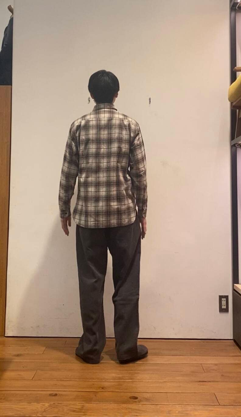 グリーン系のその他パンツ、ベージュ系のシャツ/ブラウス、グレー系のサンダルを着用したメンズの秋コーディネートの9枚目の写真