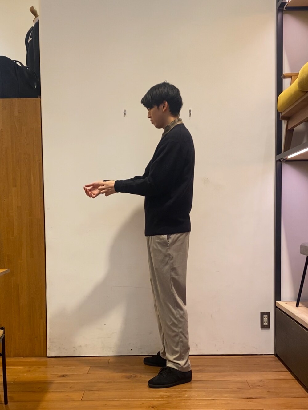 ブラウン系のシャツ/ブラウス、ブラック系のニット/セーター、ベージュ系のその他パンツを着用したメンズの秋コーディネートの2枚目の写真