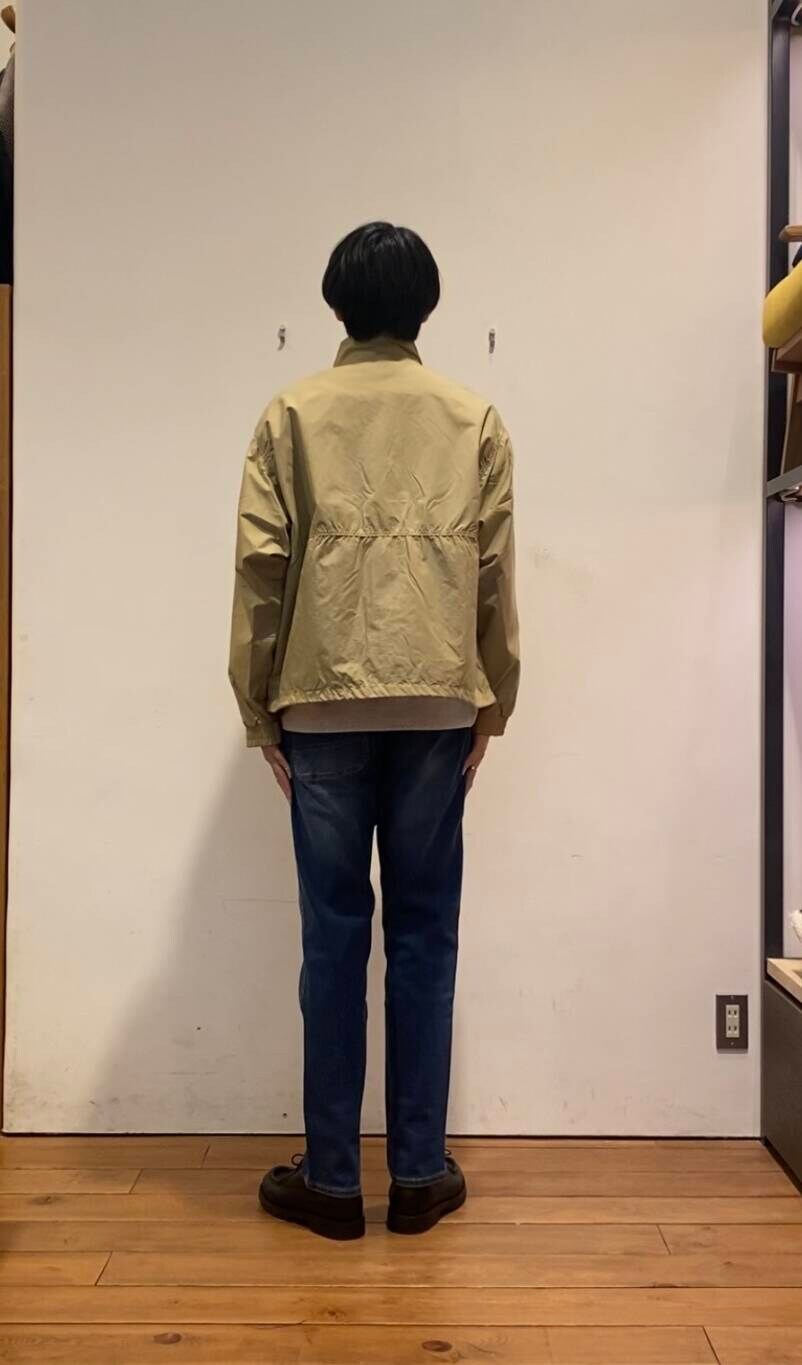 ブルー系のデニムパンツ、ホワイト系のTシャツ/カットソー、ブラック系のドレスシューズを着用したメンズの冬コーディネートの6枚目の写真